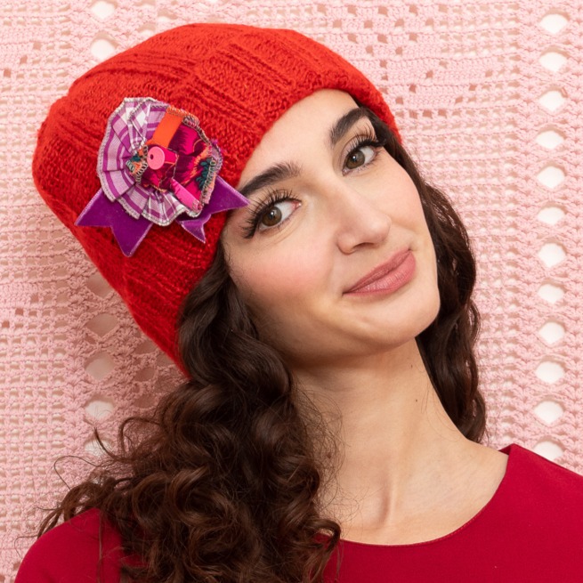 Bonnet Médaillon Rouge