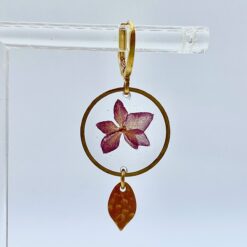 Alternative view of Boucles d'oreilles fleur violette