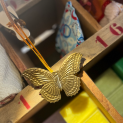 Alternative view of Pendentif Papillon en laiton