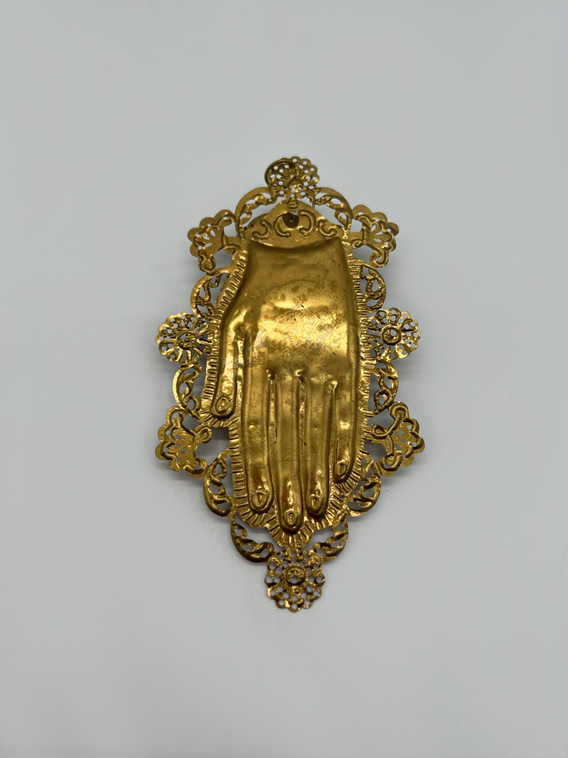 Pendentif mural main en dentelle